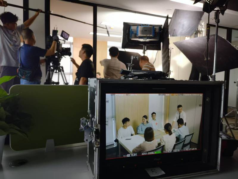 富顺县TVC拍摄公司：科技产品视觉化大师，诠释未来感与功能美学