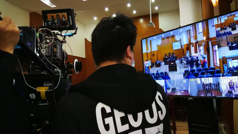 AI生成VS人工创意——富顺县广告片拍摄公司的技术浪漫主义实践